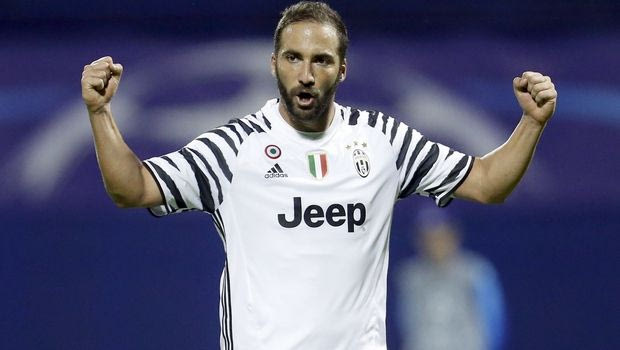 Οι τρομερές χειρονομίες του Ιγκουαΐν στους οπαδούς της Νάπολι