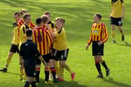 Oι παίκτες δέρνονται ακόμα και ο διαιτητής το… απολαμβάνει!