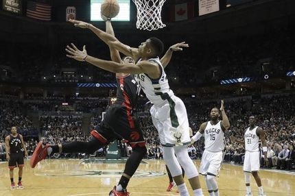 Σούπερ κάρφωμα αλλά και… μήνυμα από Αντετοκούνμπο!