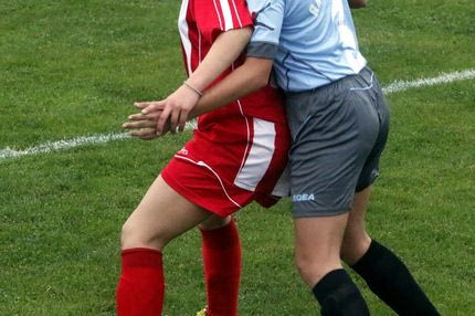 Τρομερό: Διαιτητής έπιασε αθλήτρια από το στήθος σε γυναικείο αγώνα ποδοσφαίρου!