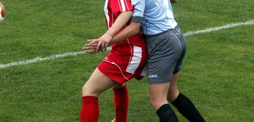 Τρομερό: Διαιτητής έπιασε αθλήτρια από το στήθος σε γυναικείο αγώνα ποδοσφαίρου!