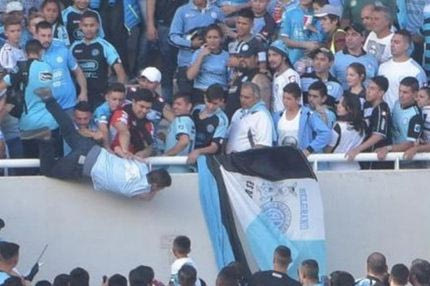 Πέθανε ο οπαδός που έριξαν από την εξέδρα