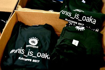 Εκατοντάδες οι κούτες με τα πράσινα t-shirts