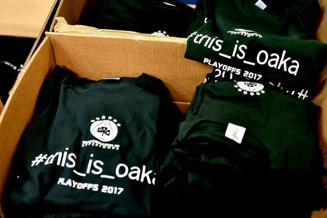 Εκατοντάδες οι κούτες με τα πράσινα t-shirts