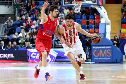 Nτρίμπλα πίσω από την πλάτη και τρομερό καλάθι από Παπανικολάου