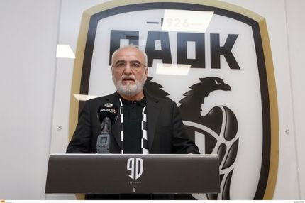 Ο Σαββίδης μαζί με την αποστολή του ΠΑΟΚ