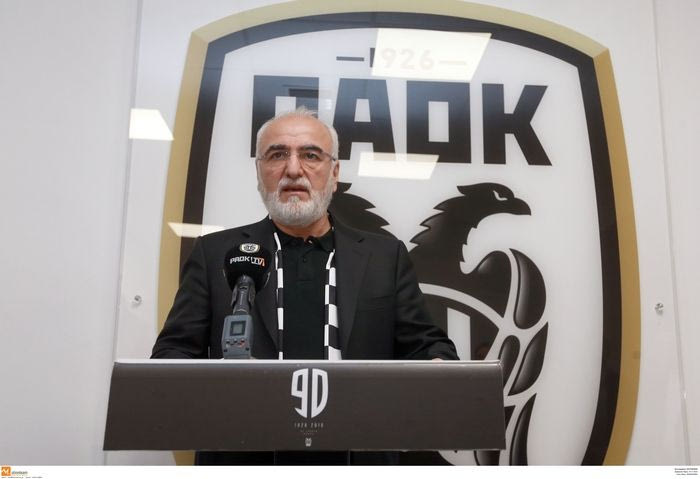 Ο Σαββίδης μαζί με την αποστολή του ΠΑΟΚ