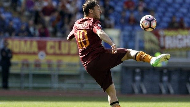 “Παθαίνεις πλάκα” με το νέο χρυσό παπούτσι του Τότι