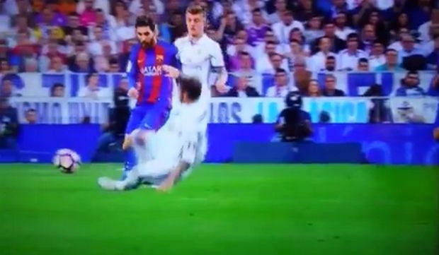 Το εγκληματικό τάκλιν του Ράμος στον Μέσι