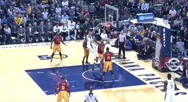 Ο Giannis “γκρέμισε” τη ρακέτα