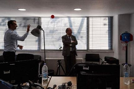 Άφησε την μπάλα και το έριξε στο μπάσκετ ο Μητσοτάκης!