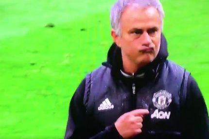 Ο Μουρίνιο έδειξε επιδεικτικά το σήμα της Γιουνάιτεντ