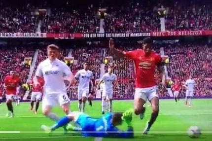 Με ανύπαρκτο πέναλτι και η Γιουνάιτεντ!