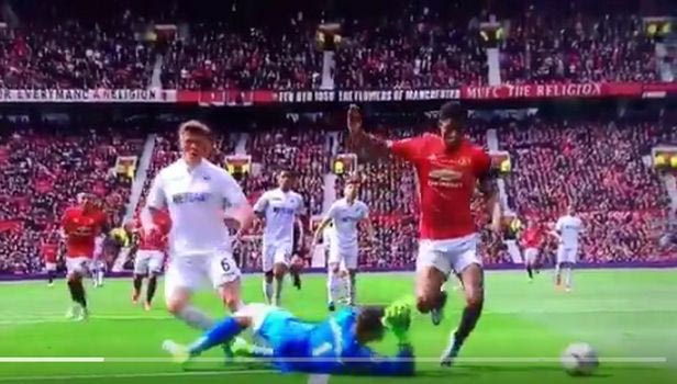 Με ανύπαρκτο πέναλτι και η Γιουνάιτεντ!