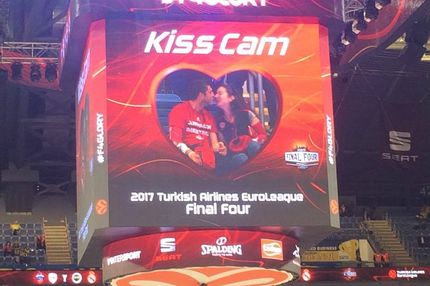 Τα δημόσια φιλιά των “ερυθρόλευκων” ζευγαριών