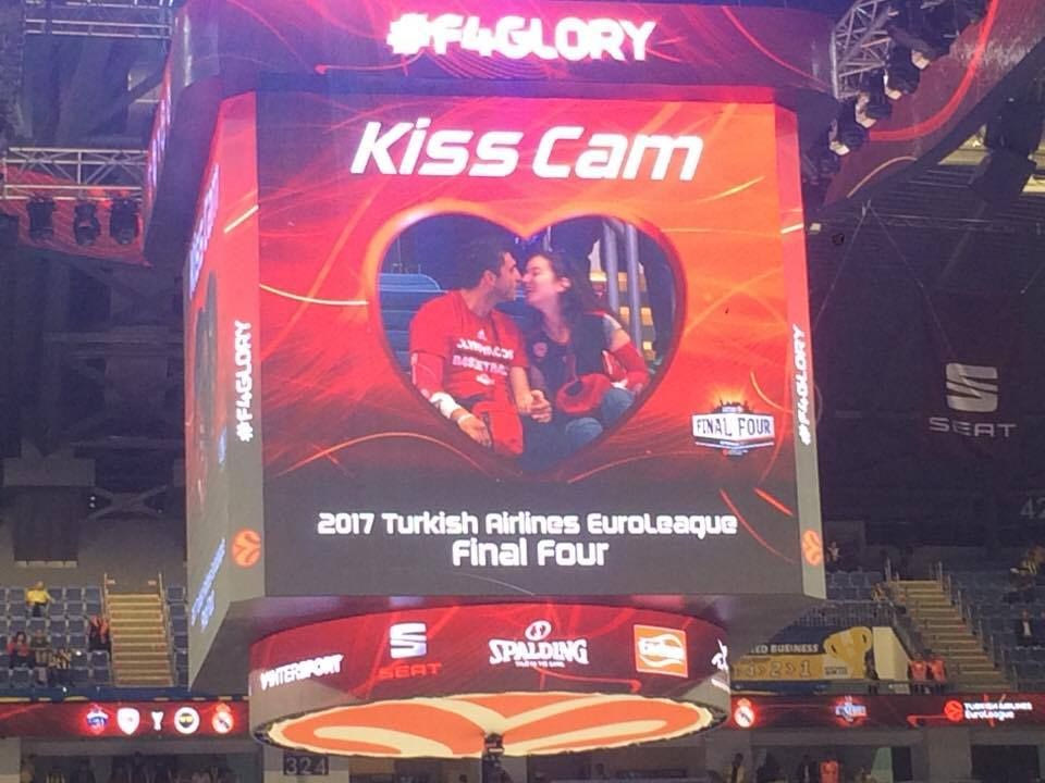 Τα δημόσια φιλιά των “ερυθρόλευκων” ζευγαριών