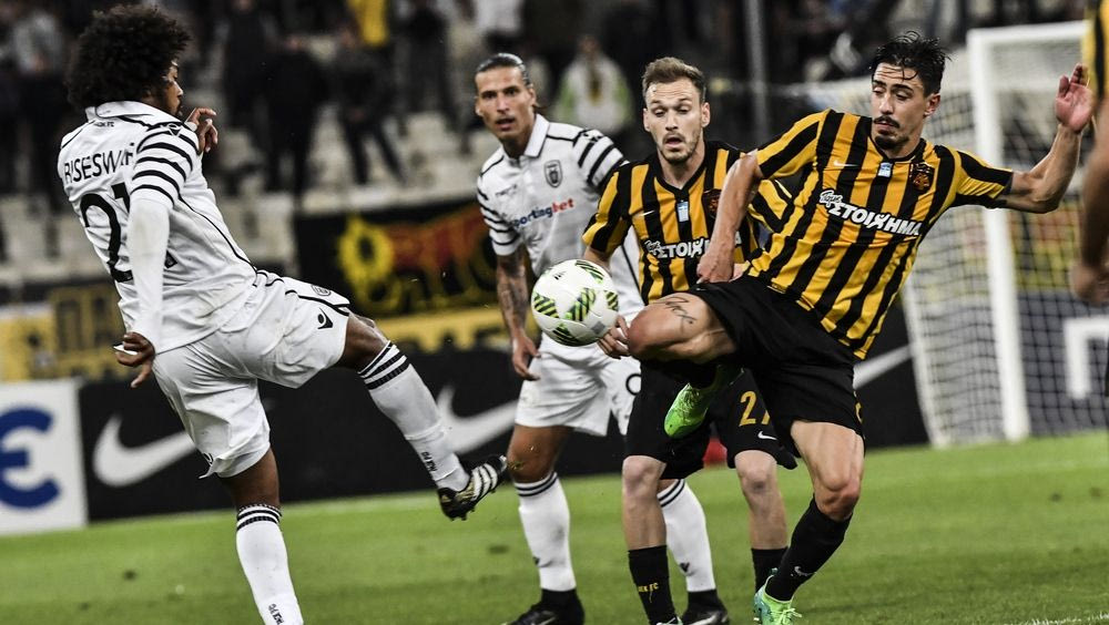 Στο ίδιο γήπεδο… θεατής