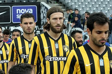 Σηκώνει το κεφάλι και τρώει… χαστούκια