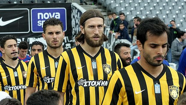 Σηκώνει το κεφάλι και τρώει… χαστούκια