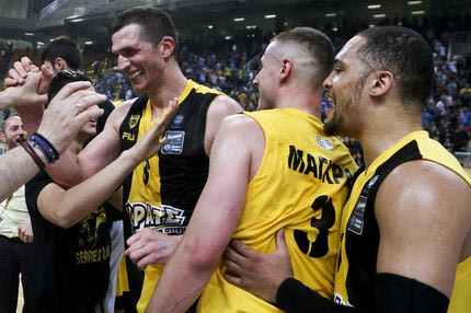 Η ΑΕΚ δεν πέφτει ακόμα…