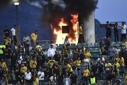 Φωτιά στην κερκίδα των οπαδών της ΑΕΚ!