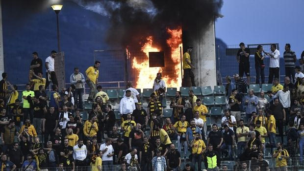 Φωτιά στην κερκίδα των οπαδών της ΑΕΚ!