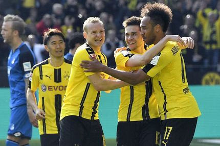 Στους ομίλους με… σπρώξιμο η Ντόρτμουντ