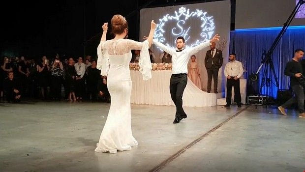 Έδωσε ρεσιτάλ στο… ζεϊμπέκικο ο γαμπρός Τσαλχάνογλου