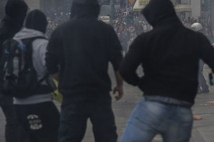 Έπεσαν… καρεκλιές μεταξύ οπαδών της ΑΕΚ και της Αστυνομίας!