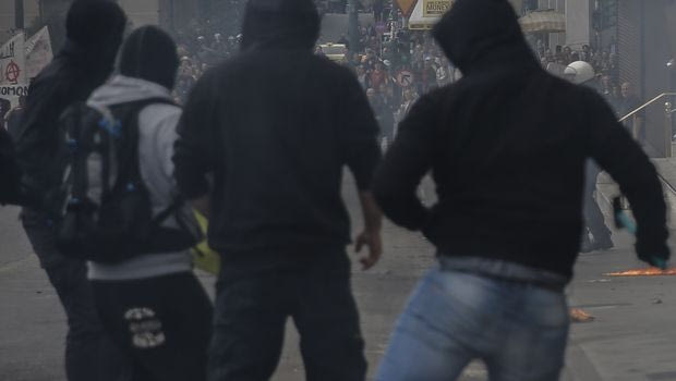 Έπεσαν… καρεκλιές μεταξύ οπαδών της ΑΕΚ και της Αστυνομίας!