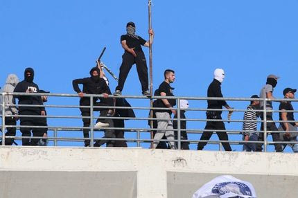 Κωλόπαιδα, κουβαλάτε και σπαθιά, ε;