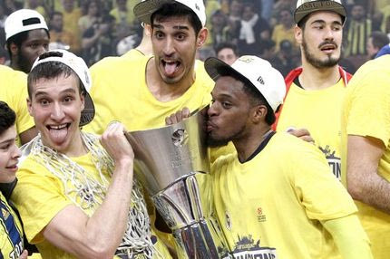 Η κούπα της Φενέρ έγινε έκθεμα σε… νυχτερινό κέντρο!