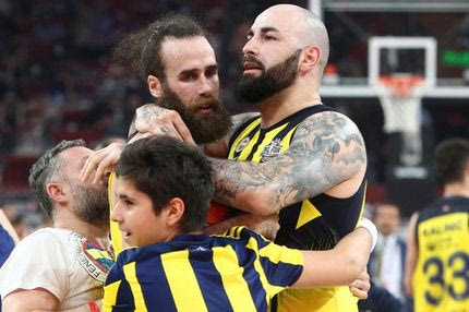 “Τρέλα” στην Φενέρ: κούρεψαν στο γήπεδο τον Ντατόμε!