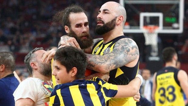 “Τρέλα” στην Φενέρ: κούρεψαν στο γήπεδο τον Ντατόμε!