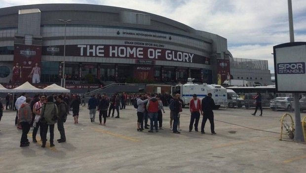 Οι πρώτοι Ολυμπιακοί παίρνουν τις θέσεις τους στο “Σινάν Ερντέμ”