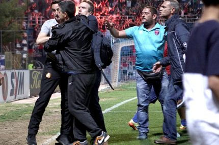 “Tρελαμένος” με οπαδό ο Χιμένεθ, τον κράτησαν αστυνομικοί!