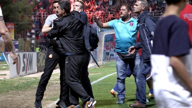 “Tρελαμένος” με οπαδό ο Χιμένεθ, τον κράτησαν αστυνομικοί!