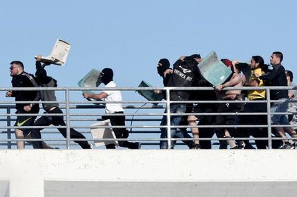 Το πληρέστερο video με τα επεισόδια στο ΠΑΟΚ-ΑΕΚ το τράβηξαν οι… Παρτιζάνοι