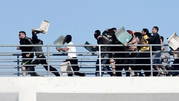 Το πληρέστερο video με τα επεισόδια στο ΠΑΟΚ-ΑΕΚ το τράβηξαν οι… Παρτιζάνοι