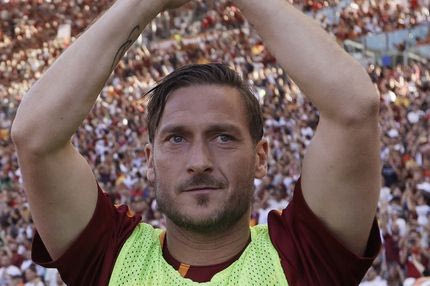 Ο τυχερός οπαδός που πήρε την μπάλα από το “αντίο” του Τότι