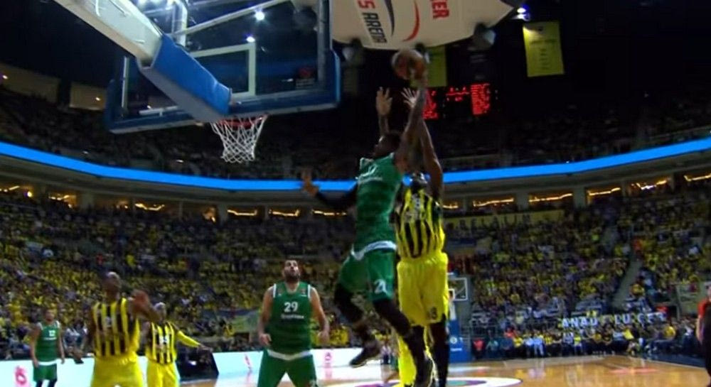 Έγινε του… καρφώματος τον Απρίλιο