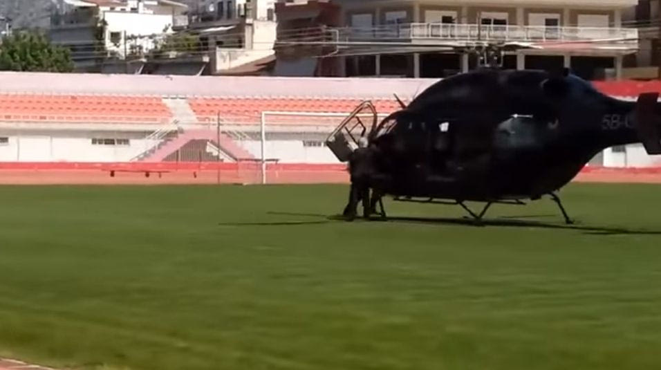 Προσγείωση του Ιβάν στο γήπεδο και υποδοχή από Μπεό