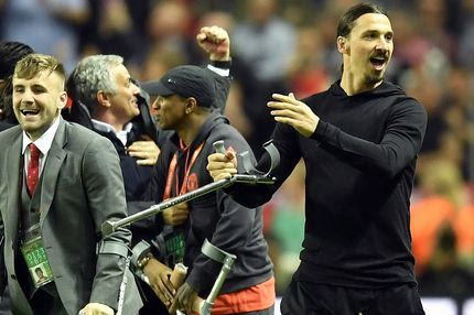 Πέταξε τις πατερίτσες ο Ζλάταν, οι άλλοι πανηγύριζαν μ’ αυτές