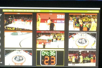 Αυτό είναι το μόνιτορ για τους τρεις διαιτητές