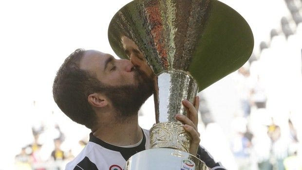 Σήκωσε την κούπα παρέα με τους… γονείς του ο Ιγκουαΐν!