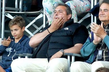 Ο Πάνος Καμμένος και οι απρεπείς χειρονομίες στους οπαδούς του Ολυμπιακού