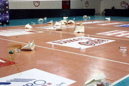 Τα έσπασαν στου Ρέντη οι οπαδοί του Ολυμπιακού