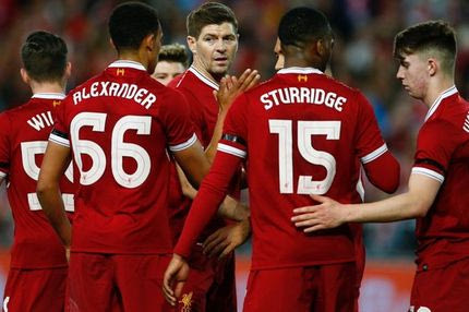 Ξανά στο γήπεδο με τη φανέλα της Λίβερπουλ και αποθέωση για Τζέραρντ