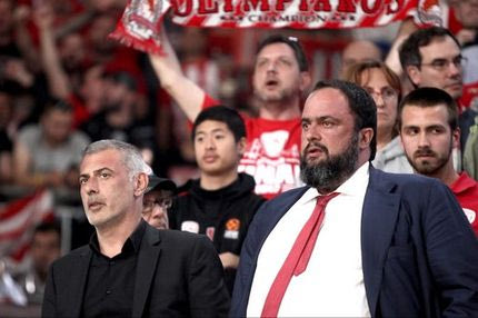 Πέταξε γραβάτα και σακάκι ο Μαρινάκης