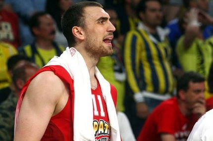 Ανακούφιση στον Ολυμπιακό, μένει και φέτος ο Μιλουτίνοφ